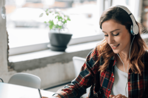 Woman Learning 8 Common Phrasal Verbs and Idioms